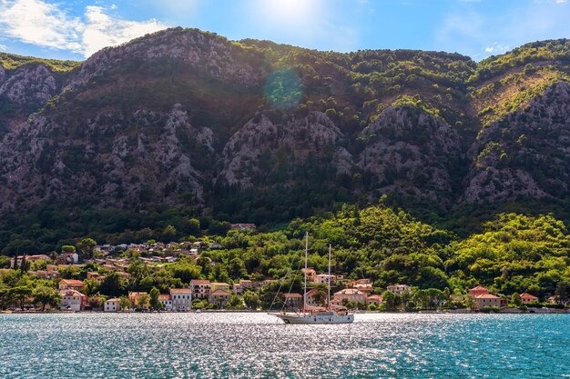 Eenzaam jacht bij de Adriatische kust in de baai van Kotor Montenegro