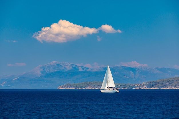 Eenzaam jacht zeilen op stille zee Turkije