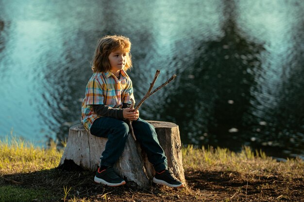 Eenzaam kind eenzaamheid alleen kind kinderen angst depressie mentale problemen kinderen emoties negatief