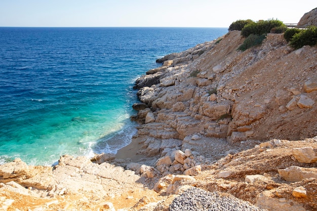 Eenzaam strand met turkoois water in Turkije, regio Antalya