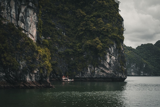 Eenzame boot in Ha Long-baai