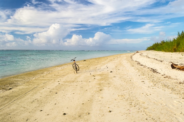 Eenzame duwfiets op een tropisch woestijnstrand