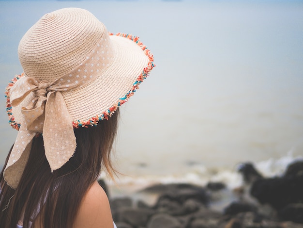 Eenzame en depressieve vrouw die zich voor de zee