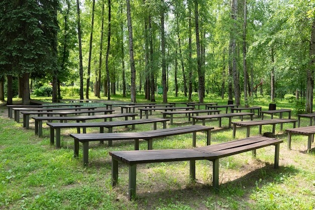 eenzame houten bank in het park in de zomer