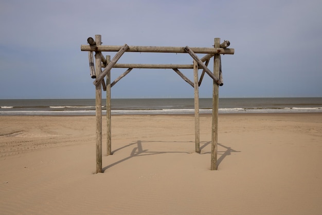 Eenzame houten pergola op het zandstrand