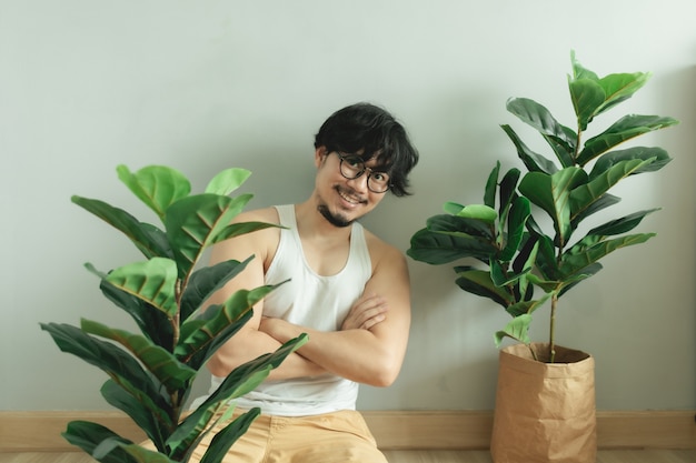 Eenzame man vriend met zijn boom plant in het appartement.