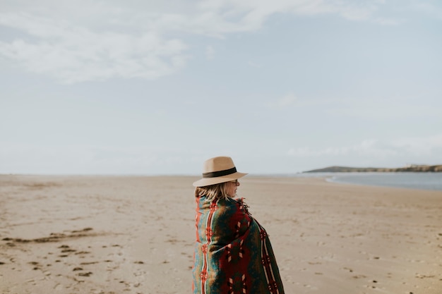 Eenzame senior vrouw genieten van het uitzicht op het strand