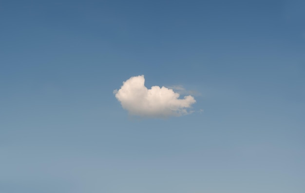 Eenzame wolk in de heldere blauwe lucht