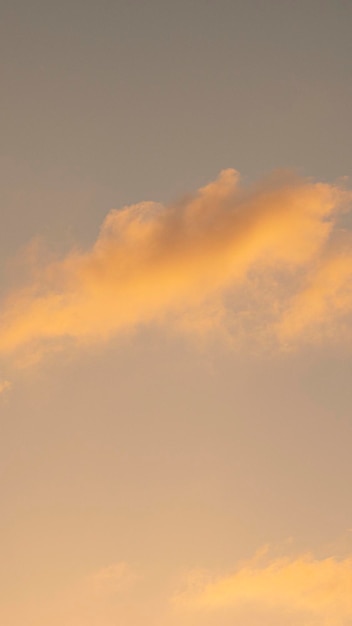 Eenzame wolk in een zonsondergang