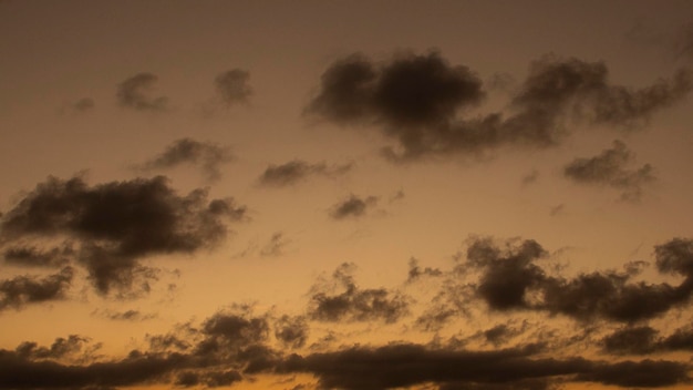 Eenzame wolken in een zonsondergang