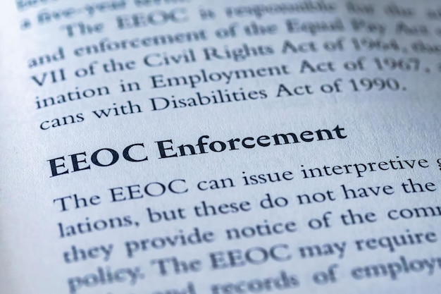 Правоприменение EEOC написано в учебнике по коммерческому праву