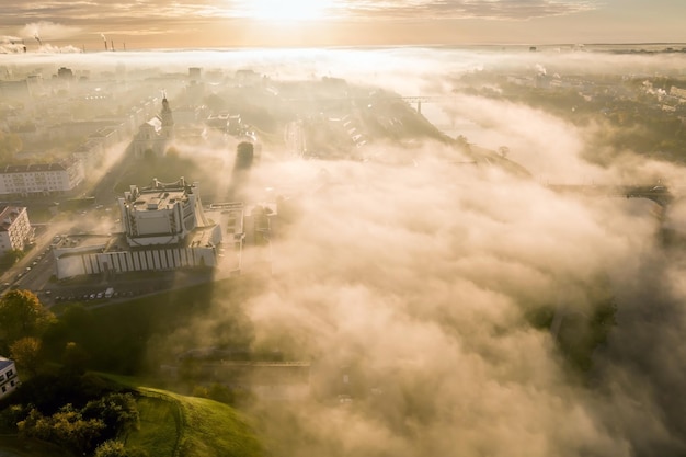 Eerder mistige ochtend en panoramisch uitzicht vanuit de lucht op middeleeuws kasteel en promenade met uitzicht op de oude stad en historische gebouwen in de buurt van brede rivier