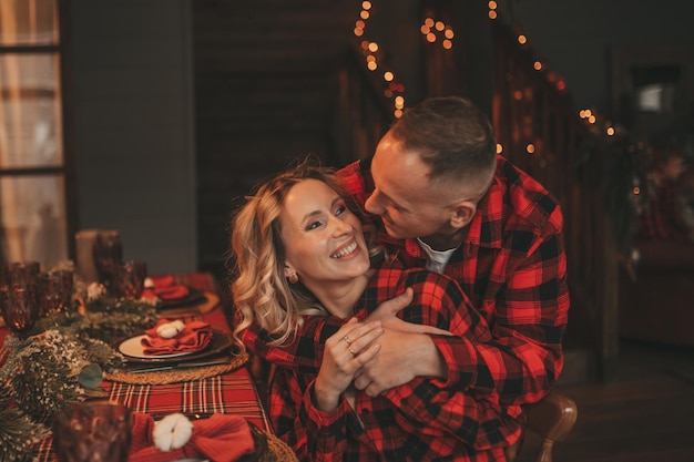 Eerlijk authentiek gelukkig getrouwd stel brengt tijd alleen door in de lodge xmas versierd