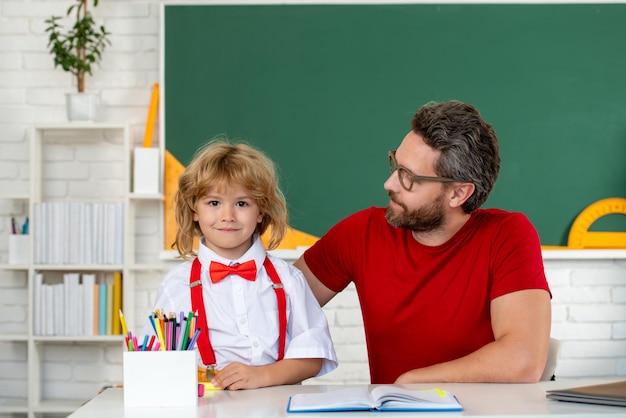 Eerste dag op school schattige kleine jongen die les in klassikaal onderwijs en kennis studeert