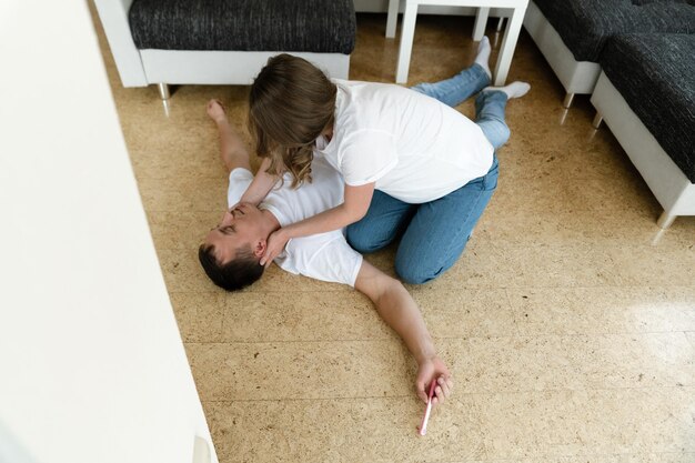 Foto eerste hulp slimme jonge vrouw probeert te reanimeren en doet cpr op een bewusteloze man die op