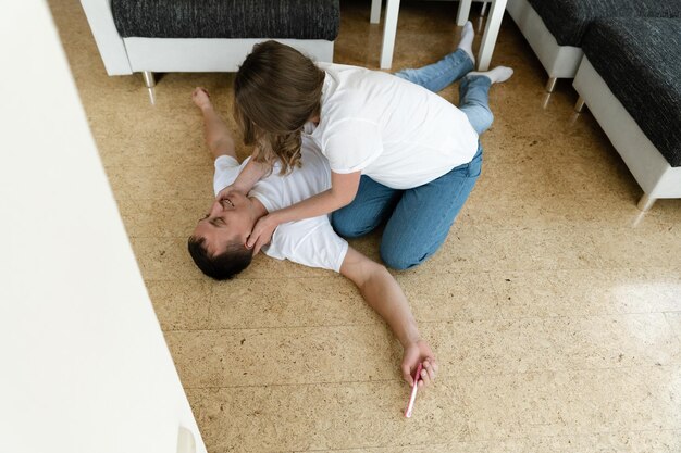 Eerste hulp slimme jonge vrouw probeert te reanimeren en doet CPR op een bewusteloze man die op