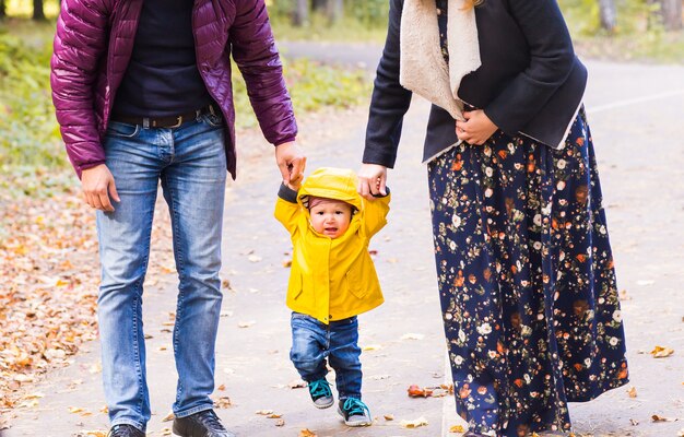 Eerste kleine jongensstappen met moeder en vader