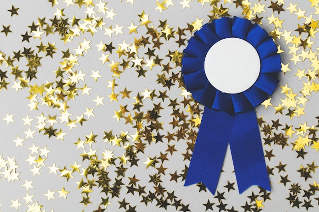 Eerste prijs rozet met gouden sterren Succes prestatie concept