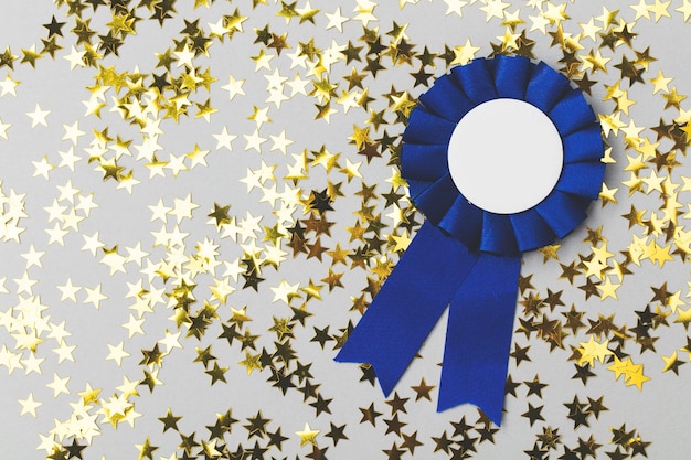 Eerste prijs rozet met gouden sterren Succes prestatie concept
