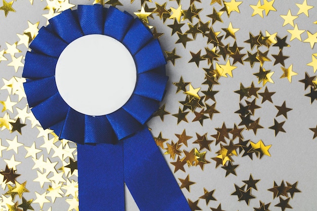 Eerste prijs rozet met gouden sterren Succes prestatie concept