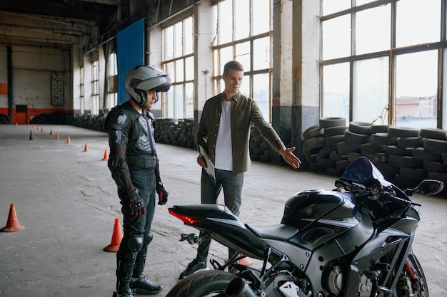 Eerste rijles op de motorfietsschool in het overdekte motordrome