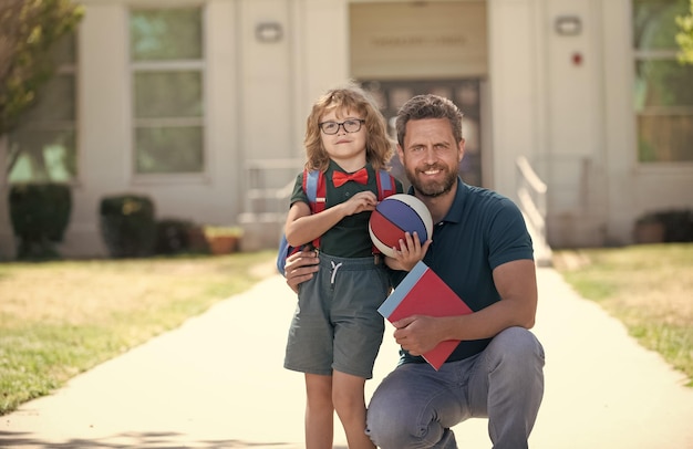 Eerste schooldag vader en zoon komen terug van school happy family value