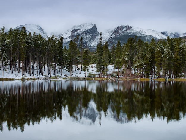 Eerste sneeuw bij Sprague Lake in Rocky Mountain National Park, Colorado.