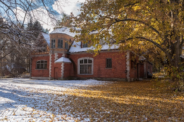 Eerste sneeuw en gele bladeren rond oud victoriaans huis in tsarskoye selo