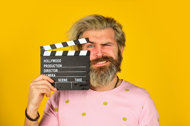 Eerste test in de film Man met film klepel Professionele mannelijke acteur klaar voor het filmen van film bereidt zich voor op nieuwe scène producer met film Filmklapper actie hipster man met film klepel