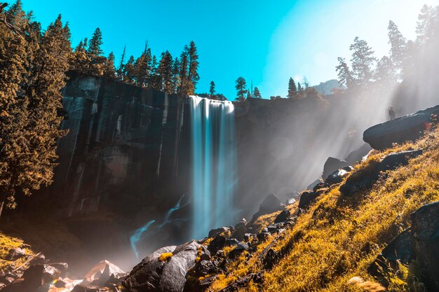 Eerste zonnestralen bij Vernal Falls van Yosemite National Park, Californië