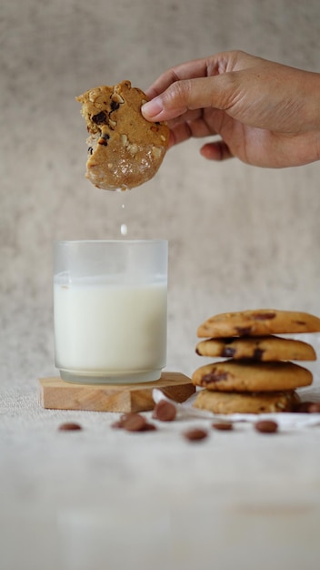 Eet Choco chips Koekjes met Melk op tafel