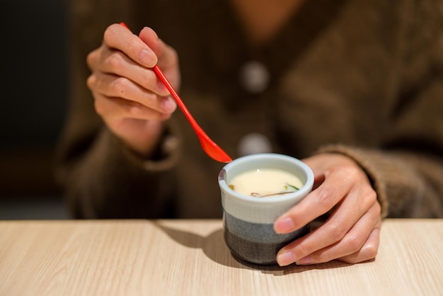 Eet met Japanse gestoomde eieren custard