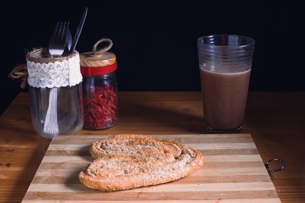 Foto eet zoet brood met chocoladebeker