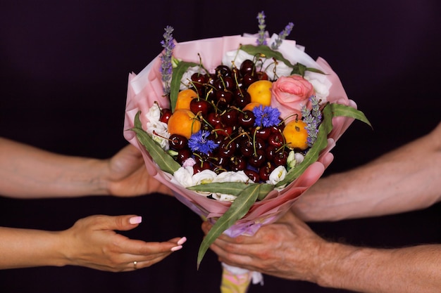 Eetbaar boeket van voedselbloemisterij van fruit en rozen magisch geschenk