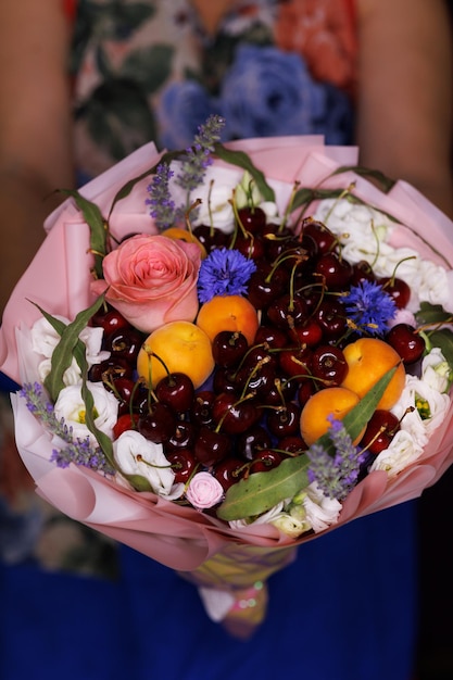 Eetbaar boeket van voedselbloemisterij van fruit en rozen magisch geschenk