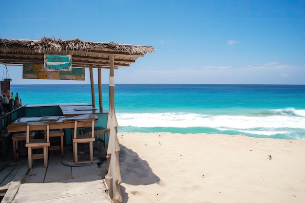 Eetcafé aan het strand met uitzicht op de helderblauwe oceaan en het witte zandstrand