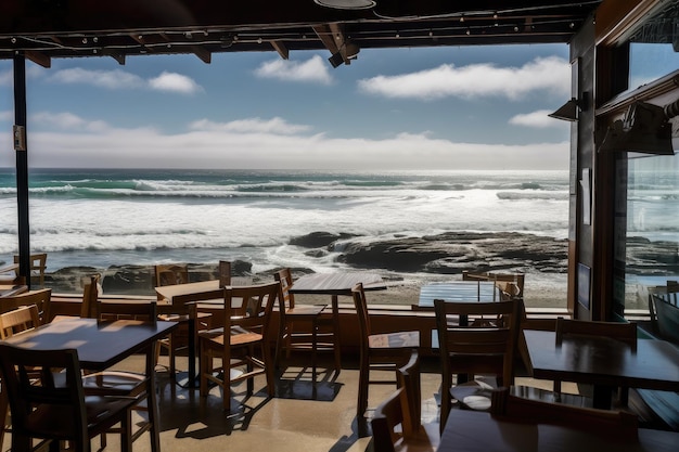 Eetcafé aan het strand met uitzicht op rollende golven en zonnige luchten