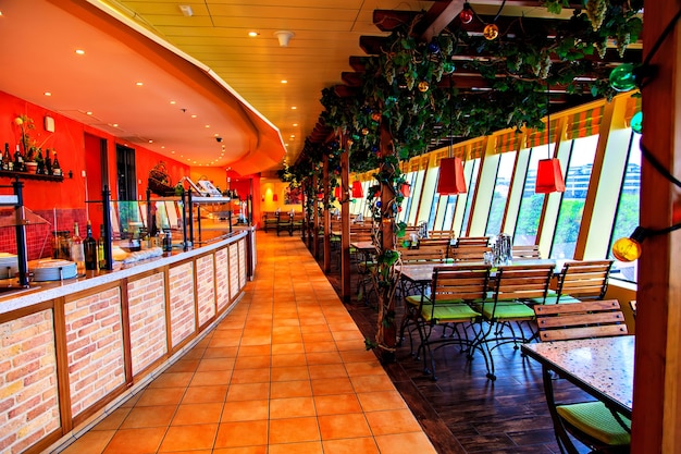 Eetcafé met houten meubels op cruiseschip