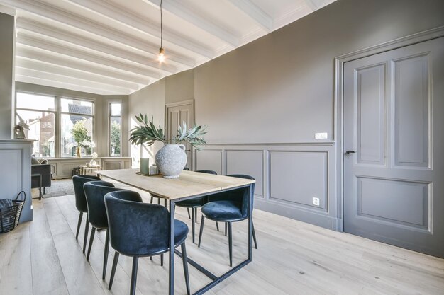 Eetkamer met blauwe fluwelen tafel