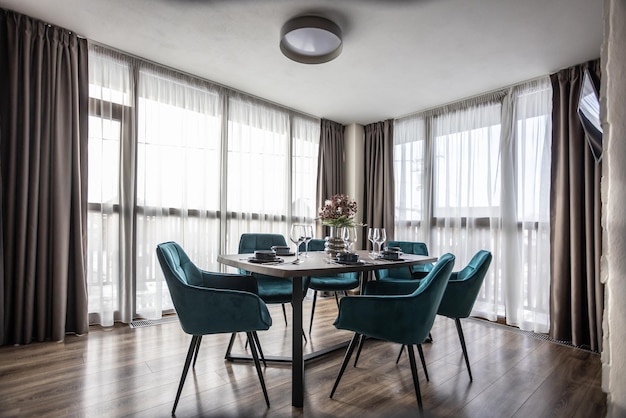 Eetkamer met houten tafel en blauwe stoelenvloer in modern appartement