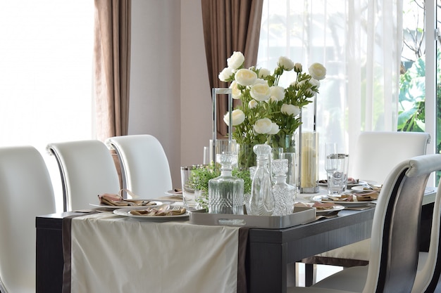 Eettafel en comfortabele stoelen in modern huis met een elegante instelling van de tafel