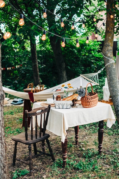 Eettafel in de achtertuin buiten op het platteland, niemand.