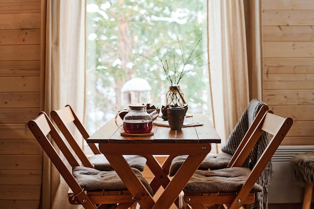 Eettafel in een houten huis