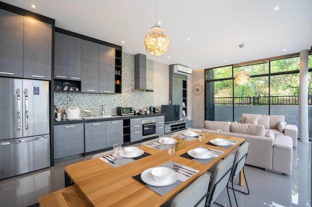 Eettafel in open keuken volledig ingerichte kitchenette