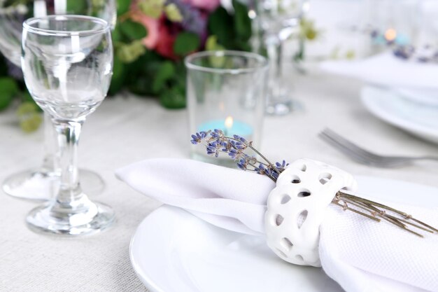 Eettafel instelling met lavendel bloemen op tafel op lichte achtergrond Lavendel bruiloft concept
