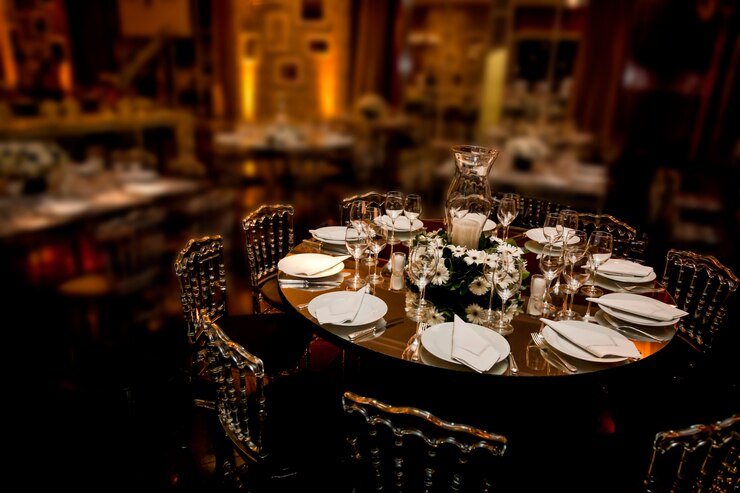 Eettafel klaar voor een feestje in een balzaal