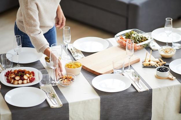 Eettafel met borden