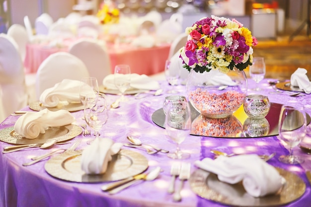 Eettafel met een glazen vaas met bloemen boeket decoratie