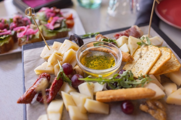 Eettafel met hapjes versierd met mooie zomerbloemen. voedsel tabel gezonde heerlijke biologische maaltijd concept. wachten op de gast.