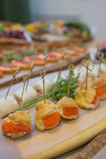 Eettafel met hapjes versierd met prachtige zomerbloemen Food Table Gezond Heerlijk Biologisch Maaltijdconcept Wachten op de gast